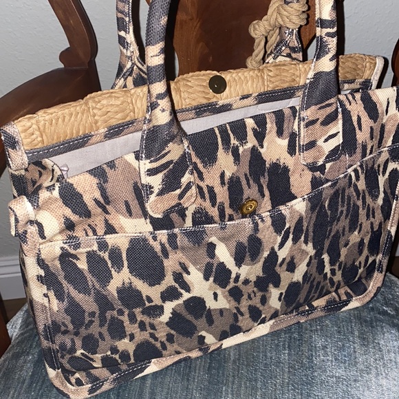 VINCE CAMUTO TOTE. NATURAL CANVAS WITH ANIMAL PRINT DESIGN. NWT 𤩠- Picture 3 of 9